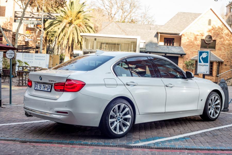  BMW 330e iPerformance (F30) 2017 года  (ZA) (фото 16 из 33)